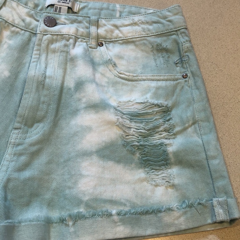 FOREVER 21 MID RISE DISTRESSED SHORTS GREEN SIZE 30 NEW WITH TAGS